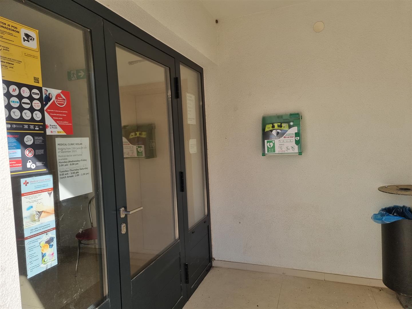 AED UREĐAJI S ORMARIĆIMA U MANDRAMA (LUKA MANDRE) I KOLANU (ZGRADA POŠTE)